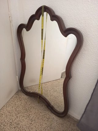 Espejo de madera con marco curvo