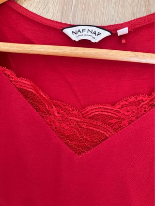 Camiseta roja con encaje