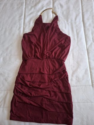 Vestido corto con escote halter y detalles brillan
