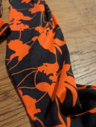 Top estampado naranja y negro