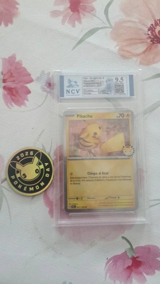 Carta Pikachu Pokemon Day 2025 Graduada 9.5