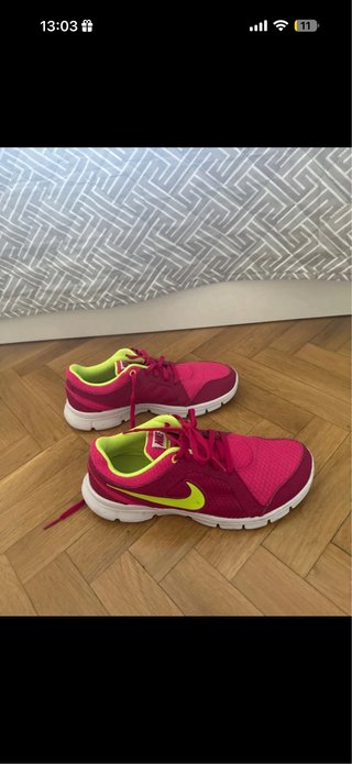 Zapatillas Nike rosas y amarillo Estan como nuevas