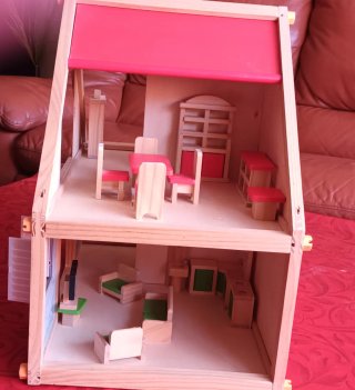 Casa de muñecas de madera