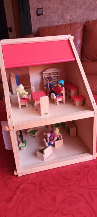 Casa de muñecas de madera