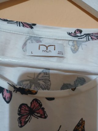 Camiseta blanca con mariposas