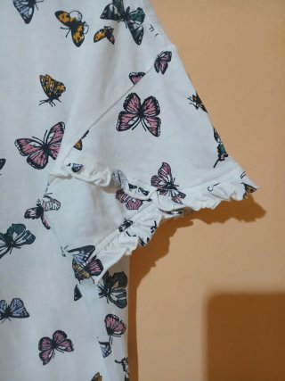 Camiseta blanca con mariposas