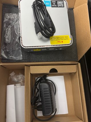 Mini PC Intel Plata y Negro