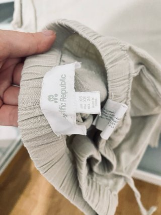 Pantalones de lino veraniegos beige