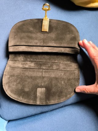 Pochette vintage marrone con dettaglio oro
