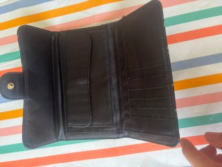 Bolso y cartera negros acolchados