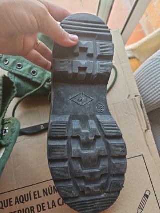 Botas militares hombre verde. origen Myanmar.
