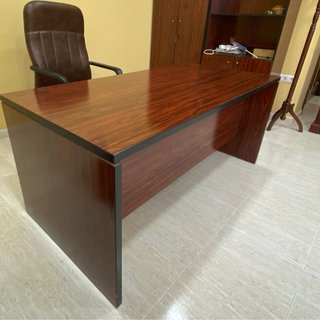 Mesa de oficina de madera con perfiles en negro