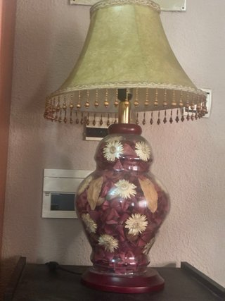 Lámpara antigua decorada con flores secas