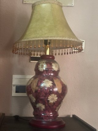 Lámpara antigua decorada con flores secas