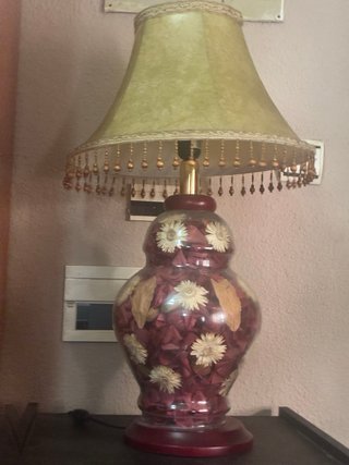 Lámpara antigua decorada con flores secas
