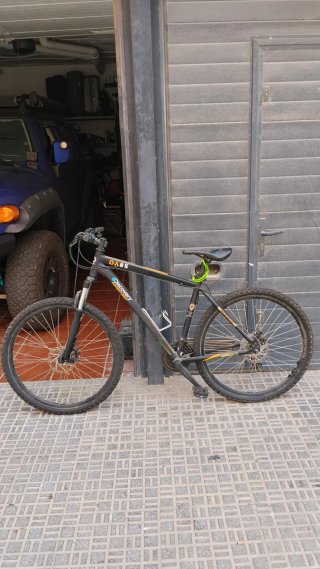 Bici de montaña la marca es Discovery Adventure
