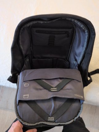 Mochila Bobby Hero Antirrobo Negra