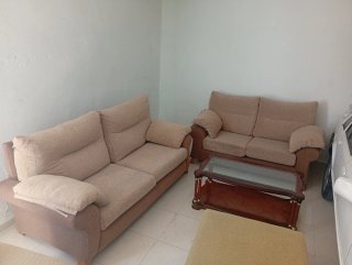 Sofá de tela beige y marrón