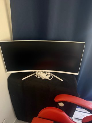 Pantalla Curva Gamer y Silla Roja