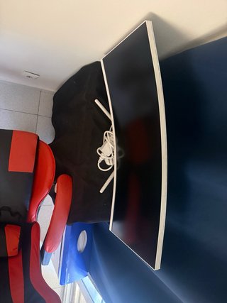 Pantalla Curva Gamer y Silla Roja