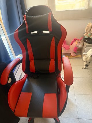 Pantalla Curva Gamer y Silla Roja