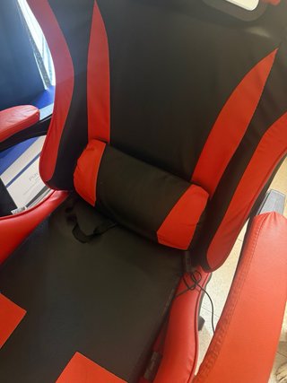 Pantalla Curva Gamer y Silla Roja