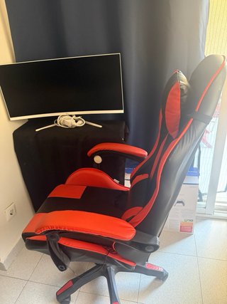 Pantalla Curva Gamer y Silla Roja