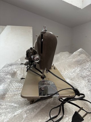Máquina de coser Alfa beige a pedal