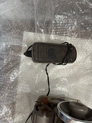 Máquina de coser Alfa beige a pedal