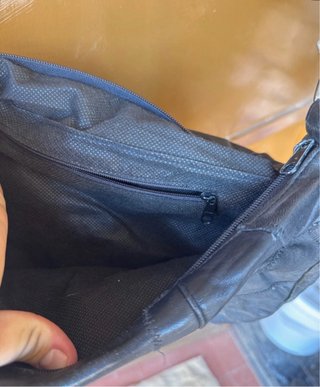 Bolso de piel negro y dorado