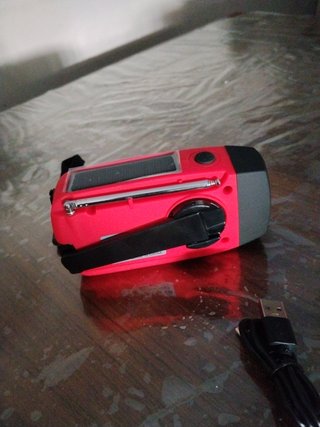 Radio Solar Roja con dinamo linterna y USB