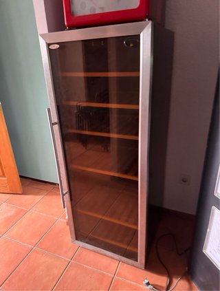 Vinoteca de cristal y acero