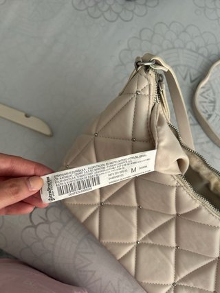Bolso Stradivarius beige acolchado