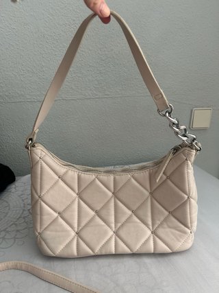 Bolso Stradivarius beige acolchado