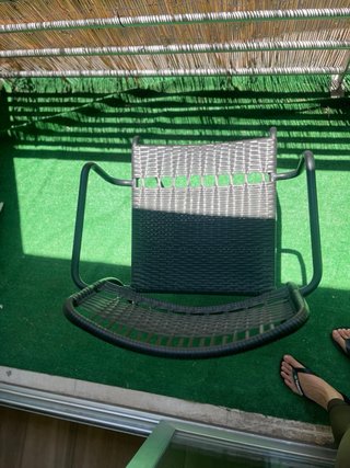 Silla exterior gris oscuro, metal y mimbre