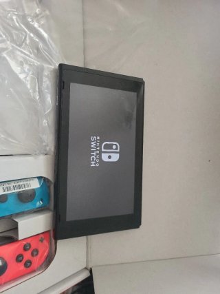 Nintendo Switch con custodia e 2 giochi.
