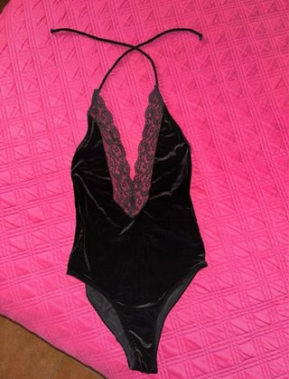 Body negro de terciopelo con encaje