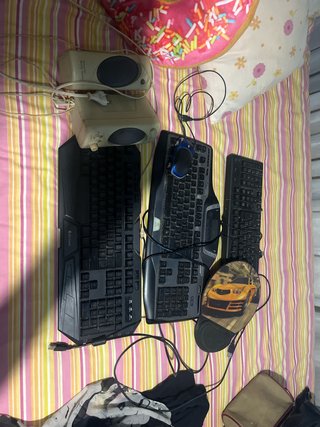 3 Teclados y altavoces ordenador  un raton  Altavo