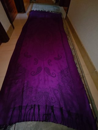 Chal morado con estampado paisley