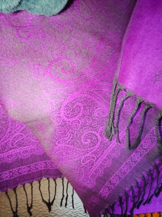Chal morado con estampado paisley