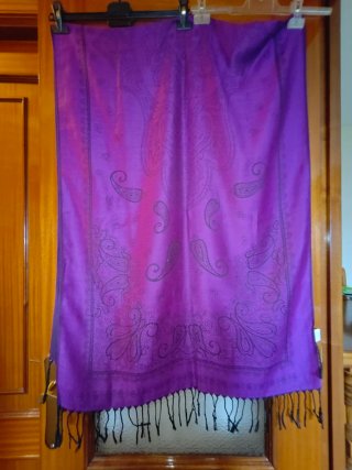 Chal morado con estampado paisley