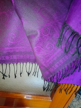 Chal morado con estampado paisley