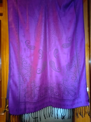 Chal morado con estampado paisley