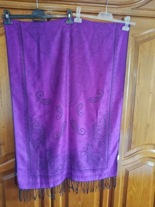 Chal morado con estampado paisley