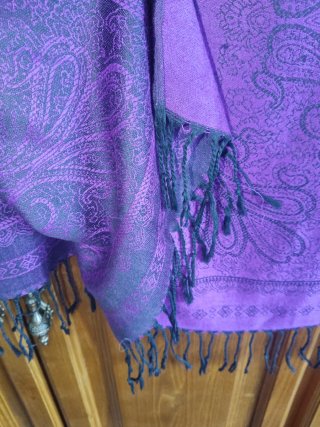 Chal morado con estampado paisley