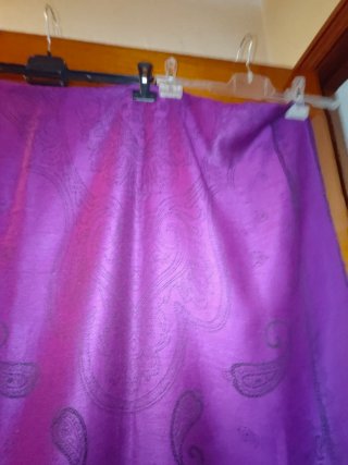 Chal morado con estampado paisley