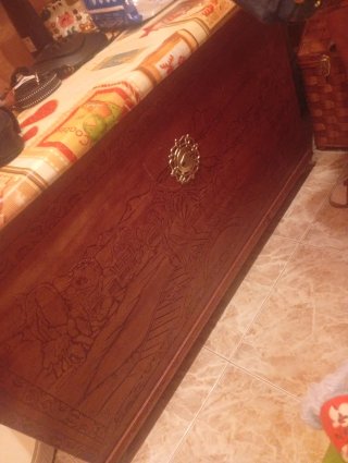 Baúl de madera tallado
