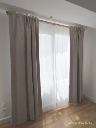 Cortinas beige opacas y blancas de tela
