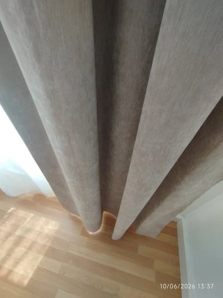Cortinas beige opacas y blancas de tela
