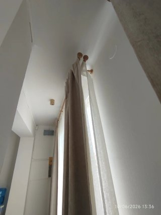 Cortinas beige opacas y blancas de tela